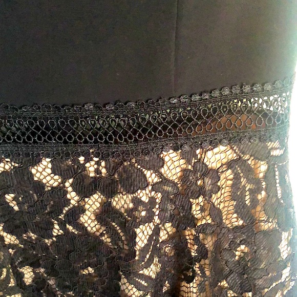 An off the shoulder dress - Picture 3 of 3